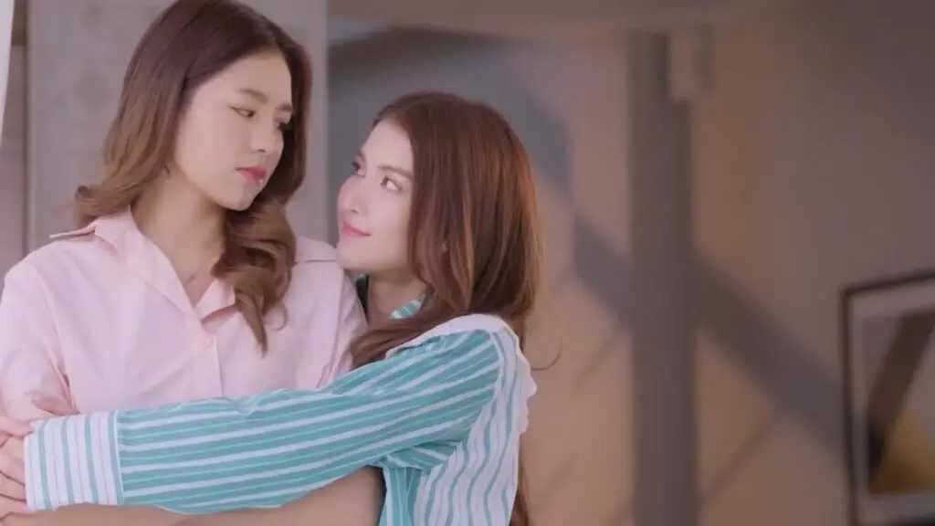 Thai GL fan enjoying fan edits with cinematic emotional moments.